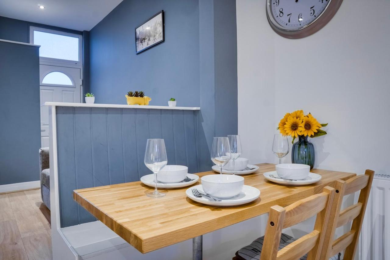 Birkenhead - 2 Bedroom House Екстериор снимка