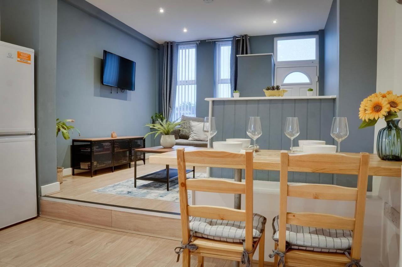 Birkenhead - 2 Bedroom House Екстериор снимка