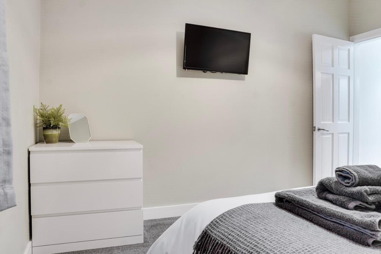 Birkenhead - 2 Bedroom House Екстериор снимка