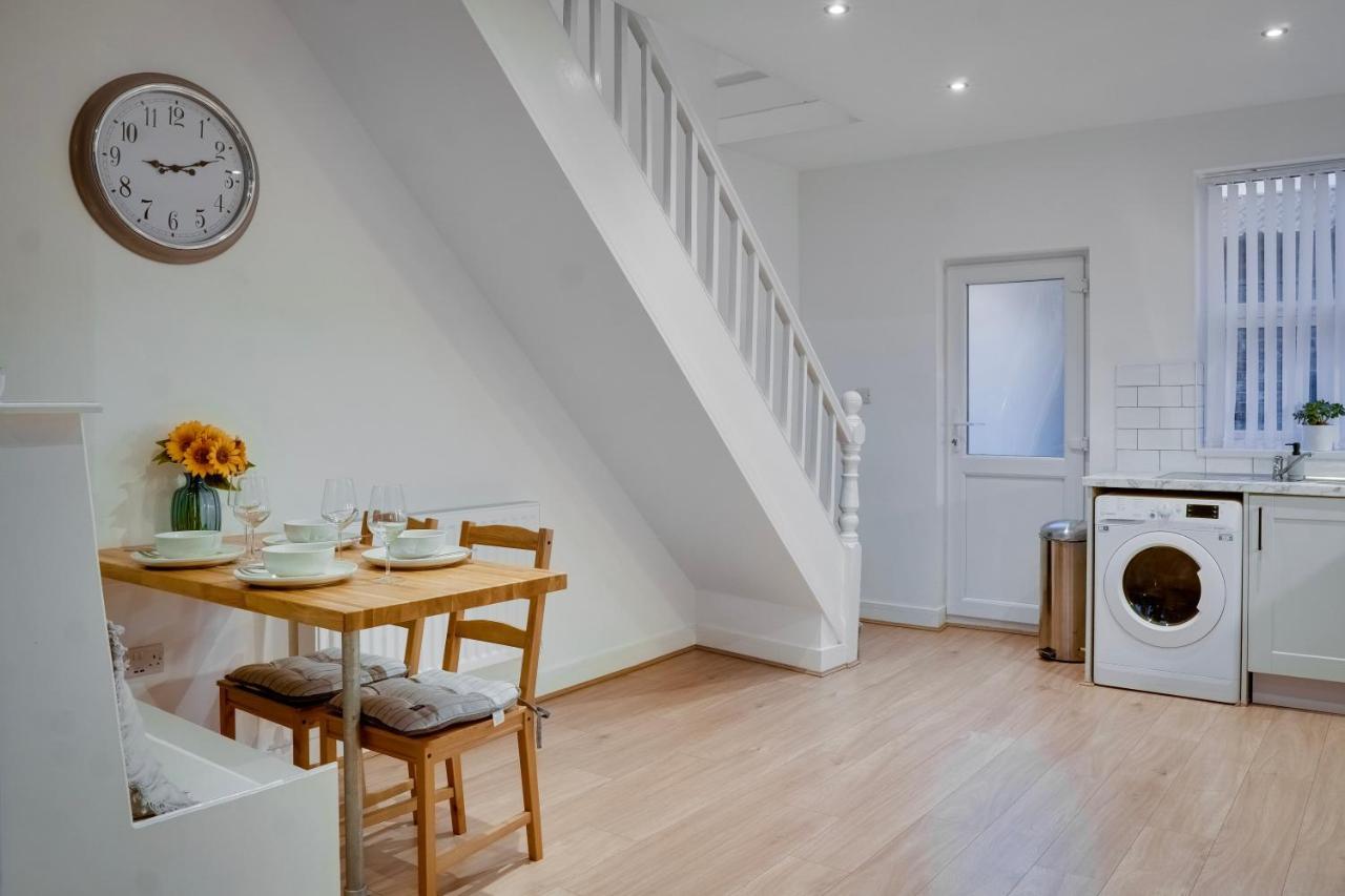 Birkenhead - 2 Bedroom House Екстериор снимка