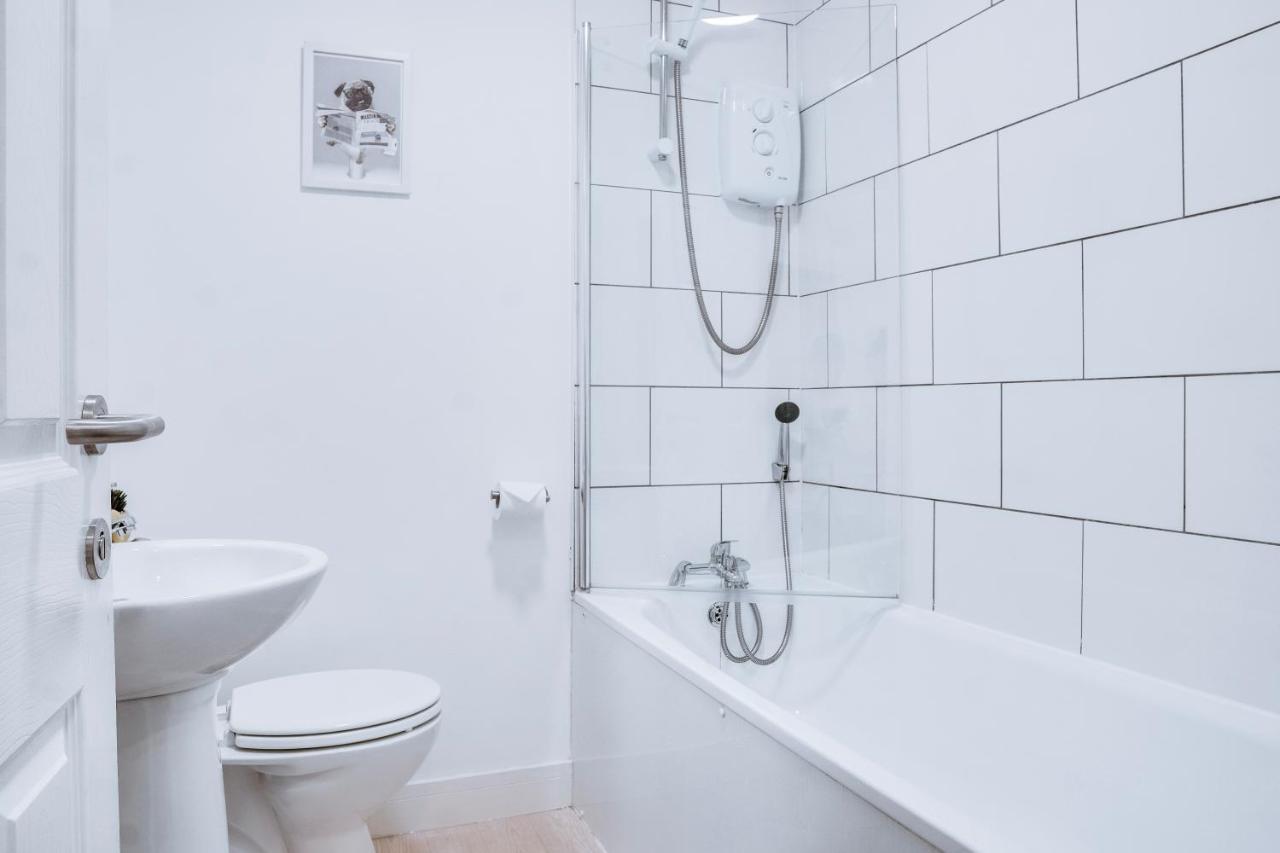Birkenhead - 2 Bedroom House Екстериор снимка