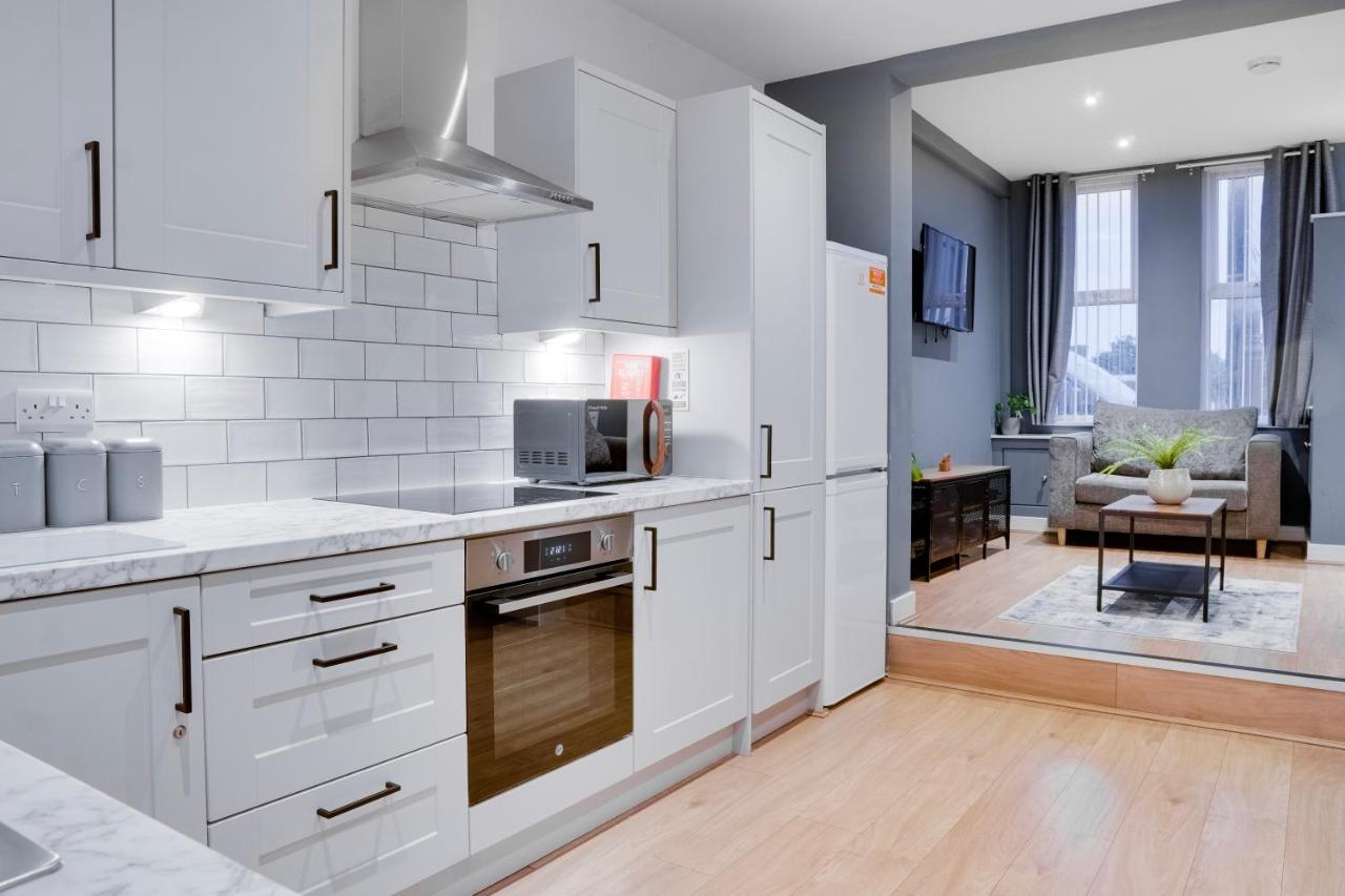 Birkenhead - 2 Bedroom House Екстериор снимка