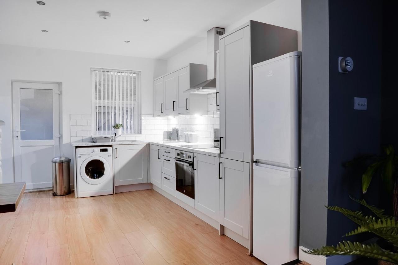 Birkenhead - 2 Bedroom House Екстериор снимка